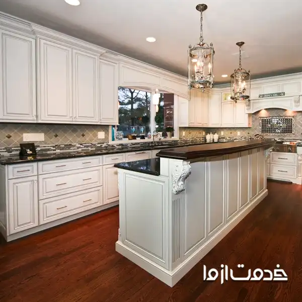 میز جزیره بین دو ردیف کابینت دو طرفه آشپزخانه