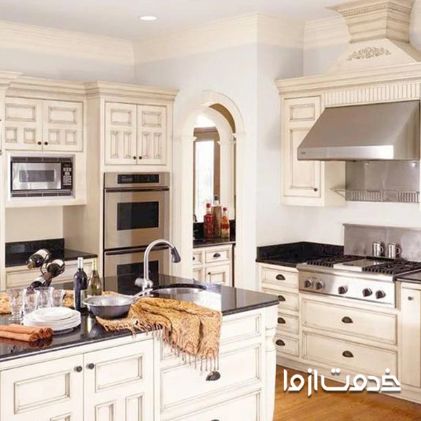 کابینت با جزیره و کابینت رنگ روشن 