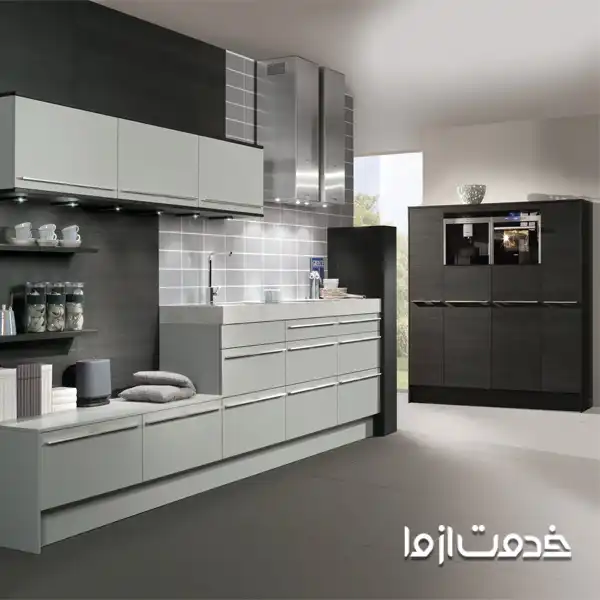 طراحی آشپزخانه با کابینت وکیوم رنگ طوسی