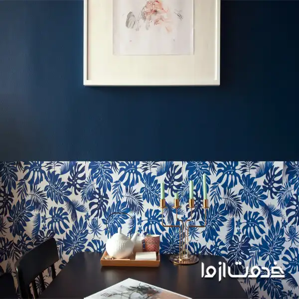 تأکید بر دیوار اصلی با رنگ تیره و کاغذ دیواری