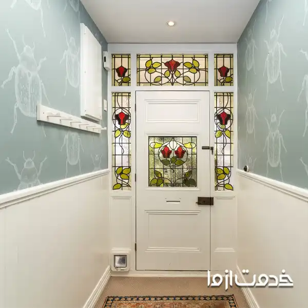 ترکیب رنگ‌های روشن با کاغذ دیواری طرح‌دار در راهرو