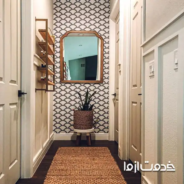 ترکیب رنگ‌ وشن و کاغذ دیواری طرح‌دار راهرو باریک