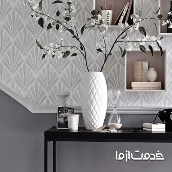 رنگ‌های خنثی با کاغذ دیواری بافت‌دار در راهرو