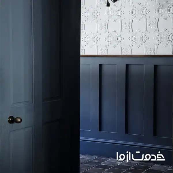 رنگ های تیره با کاغذ دیواری روشن در راهرو