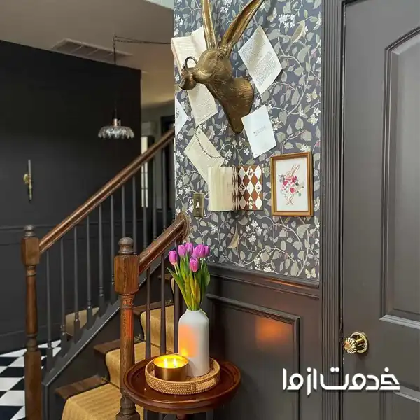 ترکیب رنگ تیره و کاغذ دیواری در راهرو و ورودی