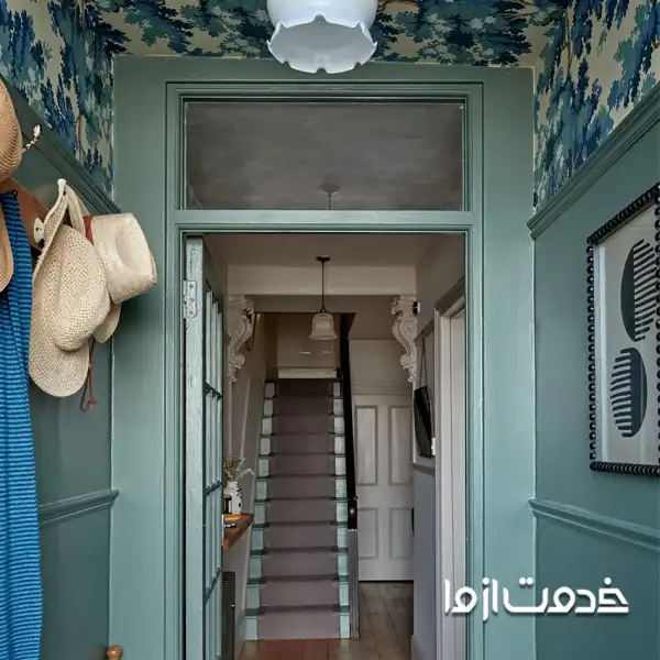 رنگ‌های پاستیلی با کاغذ دیواری گل‌دار در راهرو