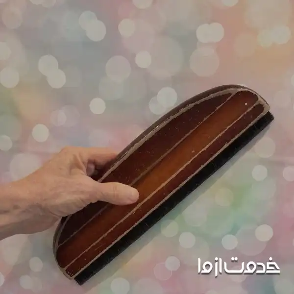 استفاده از کاردک پلاستیکی برای هواگیری کاغذ دیواری