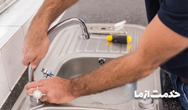 باز کردن و تعویض شیر ظرفشویی قدیمی با اهرمی متفاوت است.