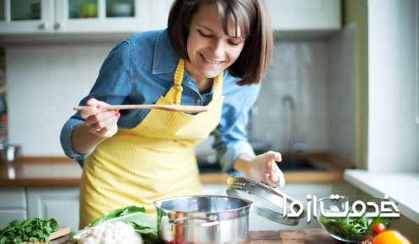 کارگر خانم در حال آشپزی
