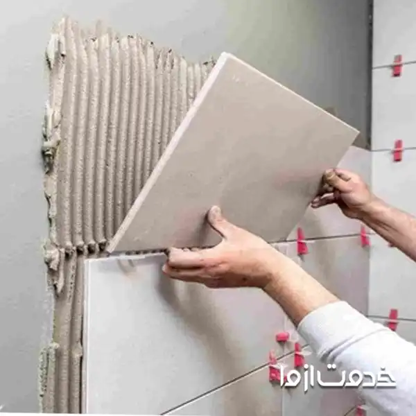 نصب کاشی بعد از چسب زدن دیوار