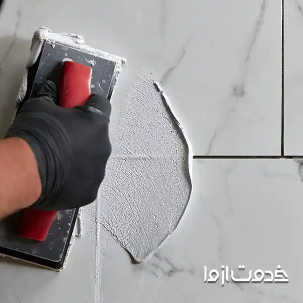 پر کردن فواصل با دوغاب در کاشی کاری