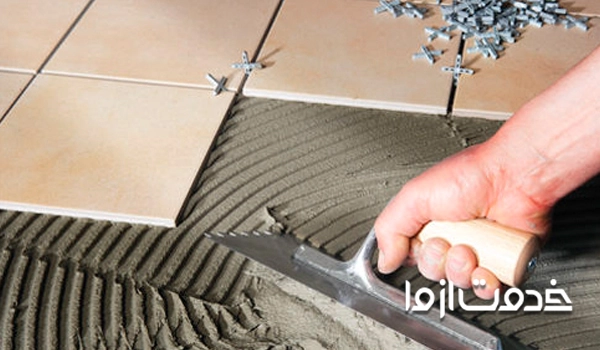 آماده‌سازی ملات چسبی برای چسباندن کاشی