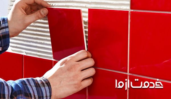 کاشی کار اهواز در حال نصب کاشی