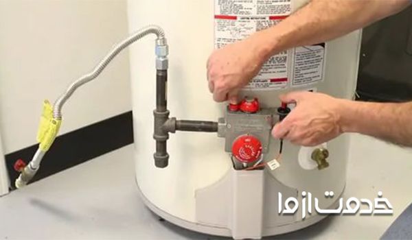 تعمیرکار آبگرمکن در تهران در حال تعمیر آبگرمکن
