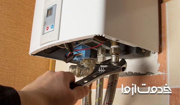 تعمیرکار آبگرمکن اصفهان در حال سرویس آبگرمکن