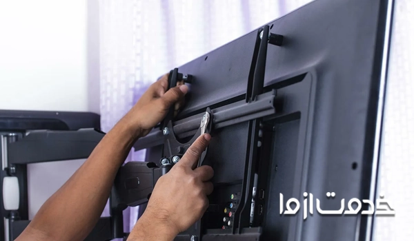 نصاب تلویزیون روی دیوار تهران