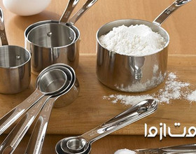 اندازه گیری مواد با پیمانه های آشپزی و قاشق های اندازه گیری