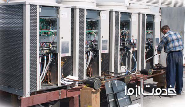 متخصص چیلر در حال راه اندازی آن