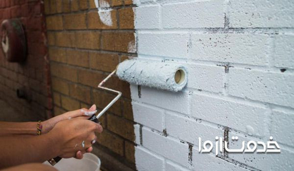 رنگ کردن دیوار آجری