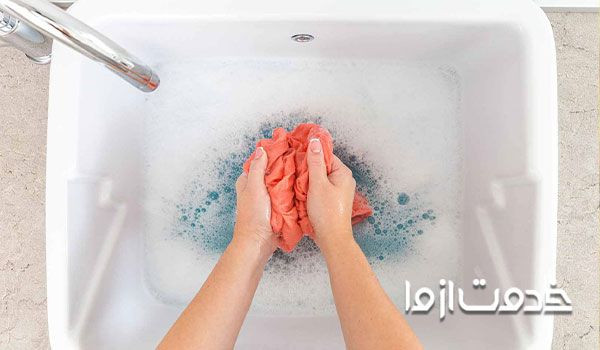از بین بردن لکه های عرق با آب اکسیژنه
