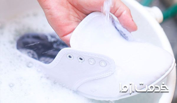شستن کتانی سفید با شامپو